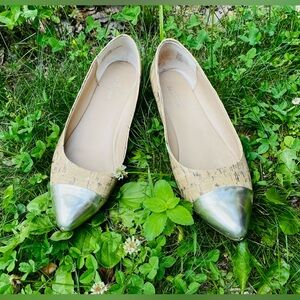 Kenneth Cole Silver Metallic And Tan Flats Size 7.5